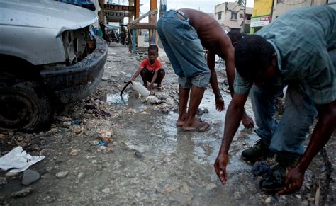 Haitis Canal Crews Brave Muck To Help Stem Cholera The New York Times