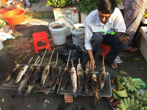 Thần tài là một trong những vị thần của tín ngưỡng phương đông, chuyên quản tài phúc phú quý mang lại sự may mắn, tài lộc, sung túc. Người Sài Gòn tấp nập mua đồ cúng ngày vía Thần tài