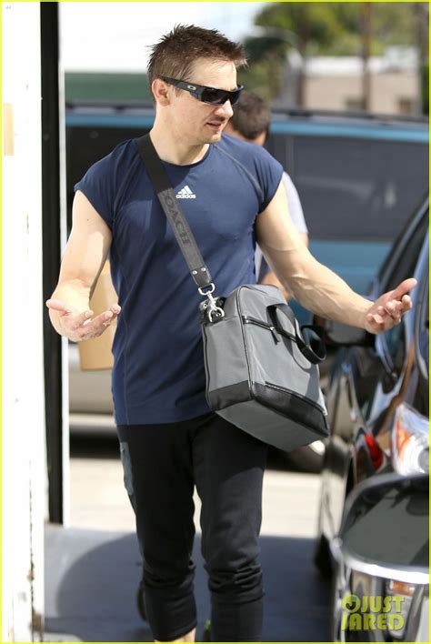 Jeremy Renner Is Back In Hawkeye Mode Shows Off Muscles Photo Jeremy Renner Photos