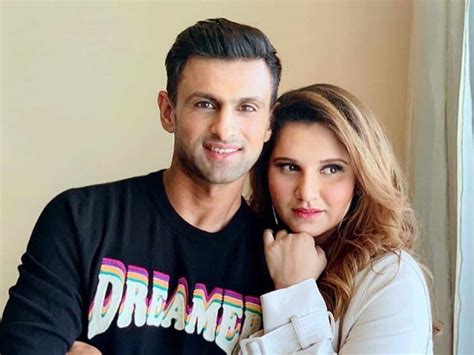 Her family consists of her beloved father, mother and a beloved. Finally, Shoaib To Meet Sania Mirza, Son - Gulte