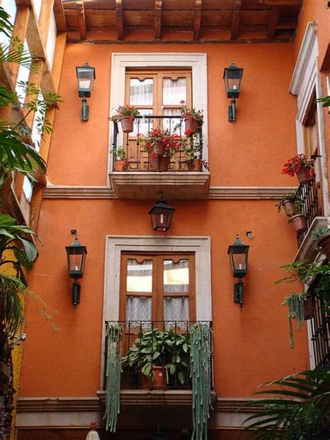 Fachada de casa pequena com muro de tijolo à vista. Galería de casas con diseño estilo mexicano- La Guía ...