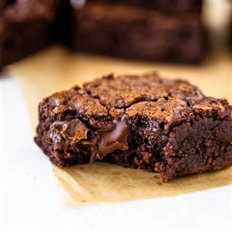 Easy One Bowl Fudgy Cocoa Brownies Gimme Delicious In 2020 Brownies