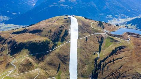 Skigebiet hahnenkamm und hahnenkammbahn erreichen sie zu fuß in nur 5 minuten. Kritik an Schneeband im Grünen bei Kitzbühel | Reise