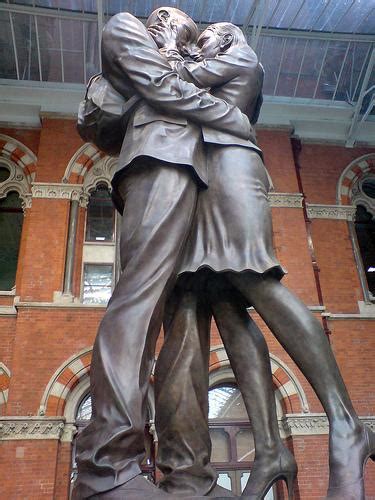 Facts Around Us Kiss Sculpture Art Lovers Kissing Sculpture