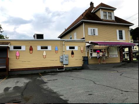 This Small Town Ice Cream Shop In New Hampshire Has The Creamiest Soft