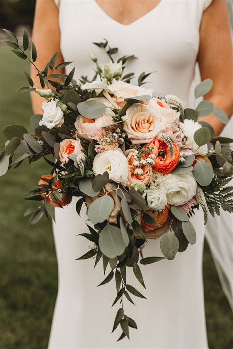16 Wedding Bouquets That Are Perfect For Fall October Wedding Flowers