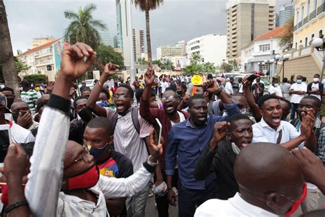 Visão Manifestantes Gritam Liberdade Já Em Frente Ao Tribunal Provincial De Luanda