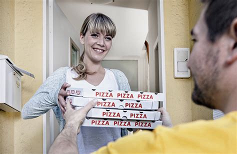 How Much To Tip The Delivery Driver A Pizza Guy On Tipping Etiquette