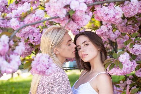 retrato de dos bellas niñas primaverales dos mujeres jóvenes relajándose en flores sakura