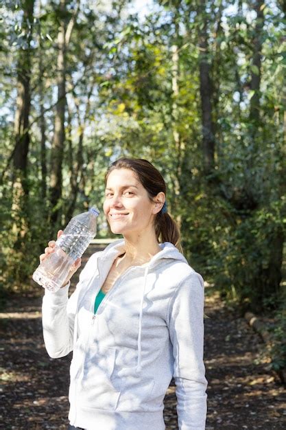 Free Photo Thirsty Woman Drinking Water After Running