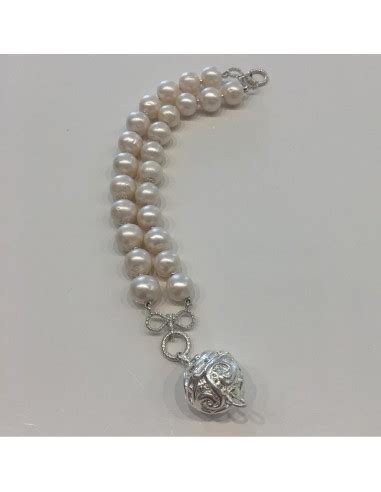 The glamor of pearls, a classic of jewelry and a must for every woman, is combined with the modernity of silver and the preciousness of the story that gerardo sacco jewels tell. Gerardo Sacco bracciale doppio filo di perle e sinacolo in ...