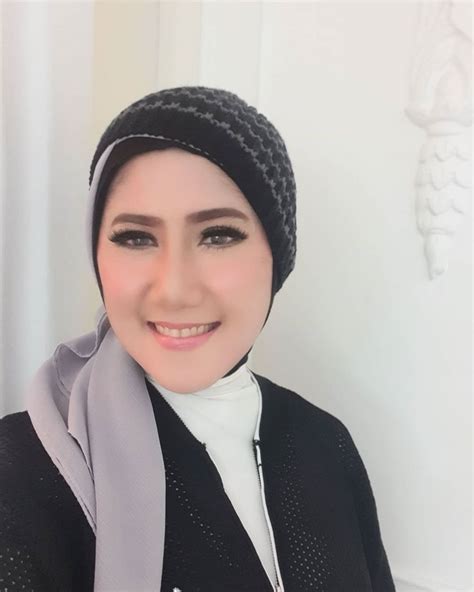 berhijrah 8 penyanyi dangdut ini mantap memakai hijab sekarang