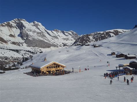 Apres ski is wide ranging with a discothèque and a large selection of eateries. Le Grand-Bornand samedi 23 février 2019
