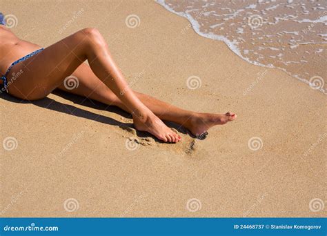 Junge Frau Im Bikini Auf Strand Stockbild Bild Von Sand Platz