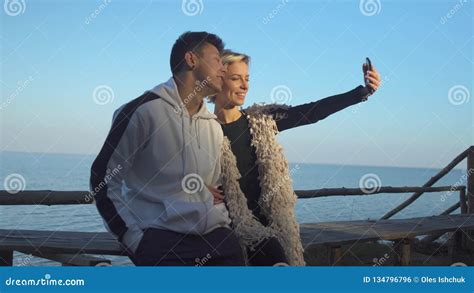 Zwischen Verschiedenen Rassen Junges Paar Macht Das Selfie Das Auf Einer Holzbank Im
