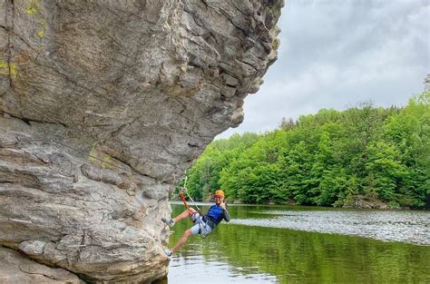 Na skále nad vltavou mezi hlubokou a purkarcem je nová via ferrata, vhodná je i pro rodiny s fyzicky zdatnými dětmi. Kudy z nudy - Via Ferrata Hluboká