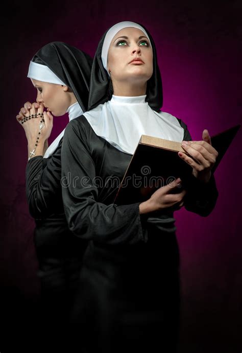 Monjas Atractivas Fotos De Stock Fotos Libres De Regalías De Dreamstime