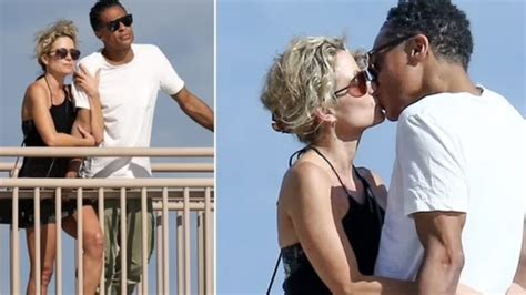 Photos Of Gma Hosts Tj Holmes And Amy Robach Kissing In Miami After Holmes’ Filed For Divorce