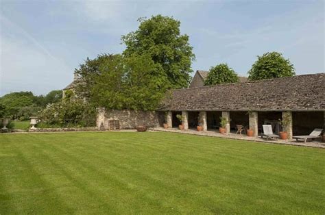 As Far As Celebrity Homes Go Liz Hurleys House Does Not Disappoint