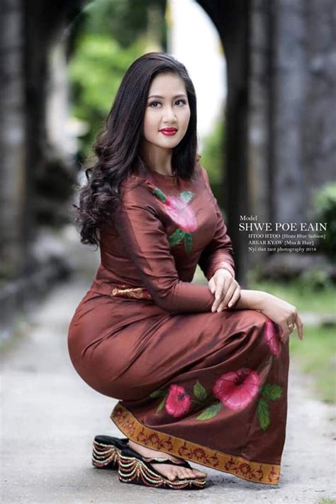 Burmese Woman In Traditional Dress Thời Trang