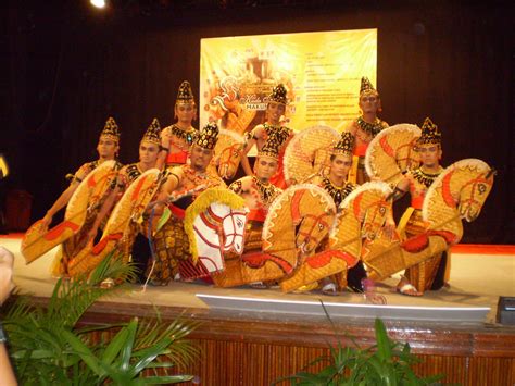 Tari tradisional melayu (zapin melayu) untuk memenuhi tugas mata kuliah gerak dan tari dibawakan oleh. tHe jOuRnEy oF aRt: ~ Marilah Bersama Kita Pertahankan