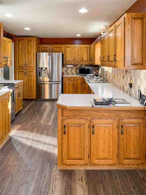 Golden oak cabinets, most often associated with kitchens from the 1980s, are considered by many to be unfashionable and in need of updating. What Color Flooring Goes With Honey Oak Cabinets | Floor Roma