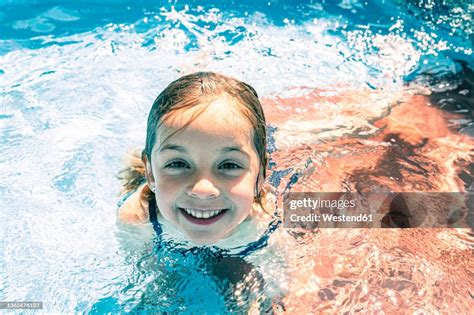 smiling girl enjoying in swimming pool foto de stock getty images