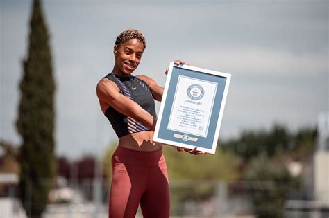 La reina del salto triple fue la primera representante de venezuela que clasificó a los juegos olímpicos, luego de saltar 14.58 metros en el además, es la mejor en la historia del salto triple bajo techo. Yulimar Rojas recibió récord guinness por su salto triple ...