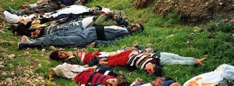 Elma kokusunu duyan çocuklar merakla karışık sevinç içinde kokuya doğru. Halepçe Katliamı'nın 29. yıldönümü - Galeri - Dünya