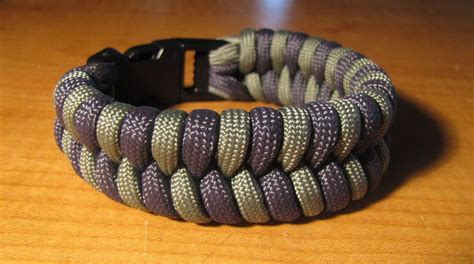 Make a fishtail knot/cobra knot closure paracord bracelet a design combination of a fishtail learn how to make a fishtail knot and loop paracord survival bracelet! TWO COLOR PARACORD FISHTAIL BRACELET | Fishtail bracelet ...