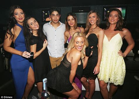 the bachelor s bec chin and her fellow bachelorette s pose during night out daily mail online