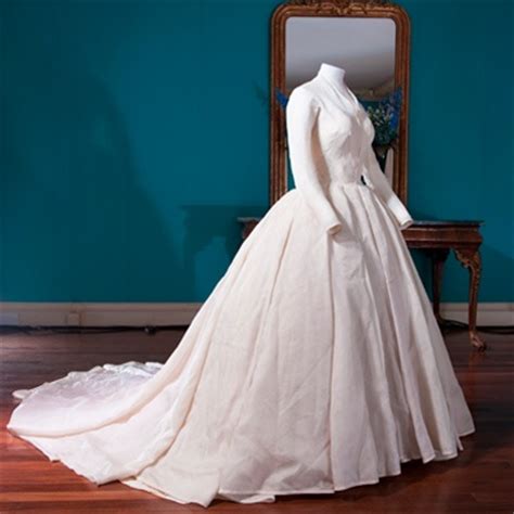 The silk organza gown was created by norman hartnell, the same designer who made the queen's wedding dress, and featured long sleeves and a full skirt using over 30 metres of. Princess Margaret's wedding gown, 1960 | Fashion 1960s ...