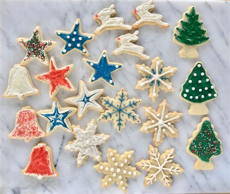 Decorating christmas cookies is a favorite past time that conjures up memories of sprinkles, a variety of colored frostings, and some lopsided snowman and stars. Christmas Cookie Decorating, Step-by-Step