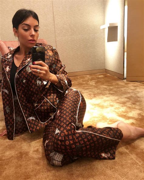 galerie foto georgina rodriguez îndrăgostită de brand uri de lux cât costă pijamaua în care s