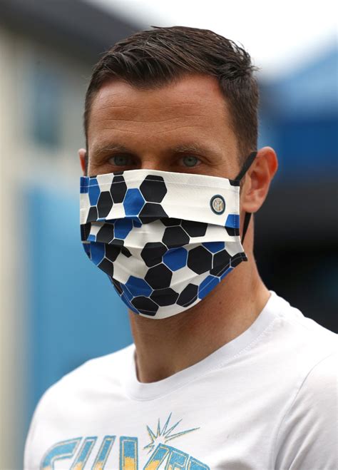 Realizzata in tessuto morbido e. Le mascherine dell'Inter per il vero tifoso | GQ Italia