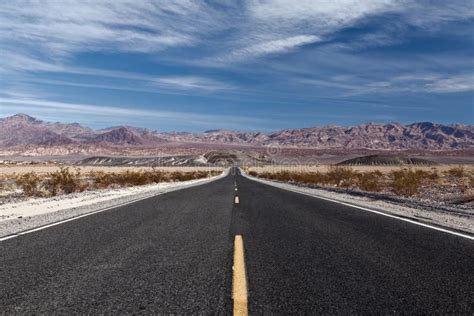 Long Desert Highway Leading Into Death Valley National Park Usa Stock