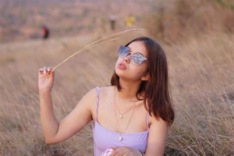 Rebecca is a 2020 british romantic thriller film directed by ben wheatley from a screenplay by jane goldman, joe shrapnel, and anna waterhouse. 10 Potret Menawan Rebecca Klopper Saat Kenakan Outfit Pink
