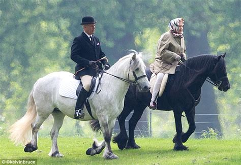 queen rides    fell pony  windsor great park daily mail