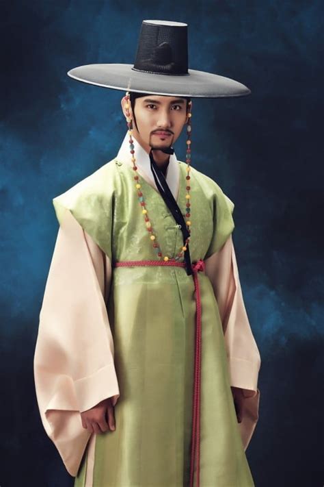 So he moves to seoul from busan and disguises himself as a fake doctor. » Scholar Who Walks the Night » Korean Drama