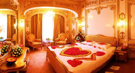 Honeymoon room decoration with flowers, honeymoon room decoration, ideas for romantic honeymoon. Pakistani Bridal Room Decoration 2018 for Wedding Night ...
