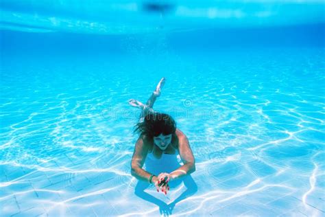 la fille nage sous l eau dans la piscine photo stock image du fille action 40500162