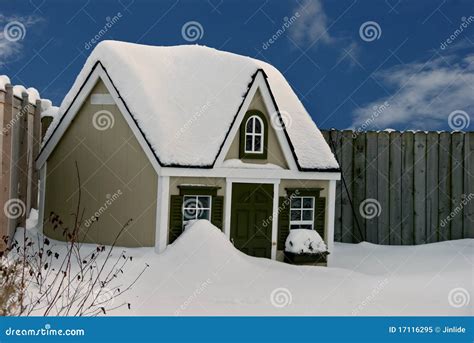 Dog House In Snow Stock Image Image Of White Living 17116295