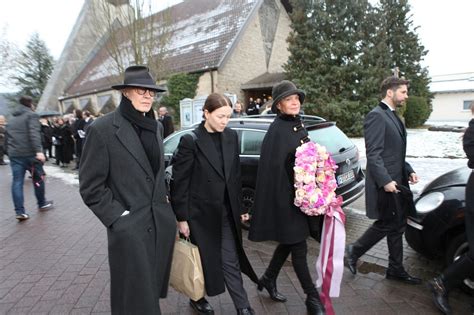 Fritz wepper trauert um seine frau angela. Trauerfeier für Fritz Weppers Frau Angela in Schlitz mit ...