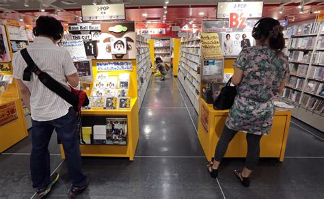 Girl Group Handshakes Push Japanese Music Sales Past Us The Mercury