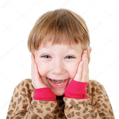 Linda Niña En Camisa Cogida De La Mano A La Cara En Sorpresa