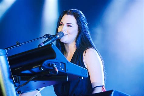 Amy Lee Announces Her 1 On 1 Piano Lesson For Headcount Organization