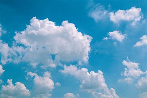 hermosas nubes y fondo del cielo fondo abstracto del cielo azul selectivo foto de archivo