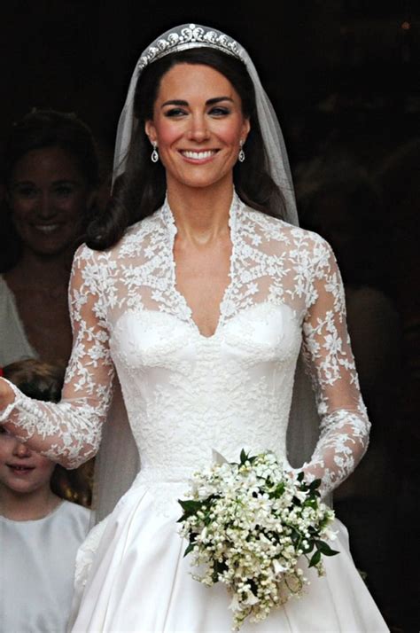 கேட் மிட்டில்டன்னின் திருமண உடை (ta) vestido de boda (es); Wedding Dresses Like Kate Middleton's | POPSUGAR Fashion