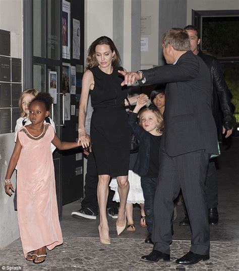 صور انجلينا جولي وبراد بيت مع اولادهم
