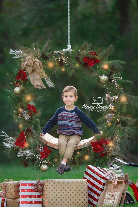 Outdoor Christmas Mini Session Ideas - Christmas Tree Lighting 2021